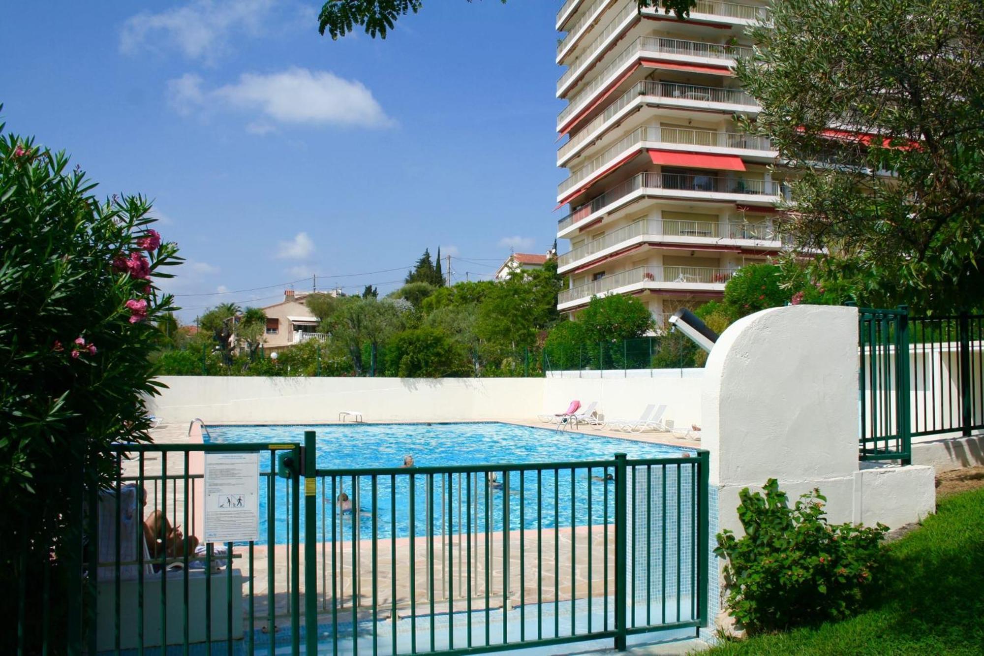 Sea View & Gardens In *