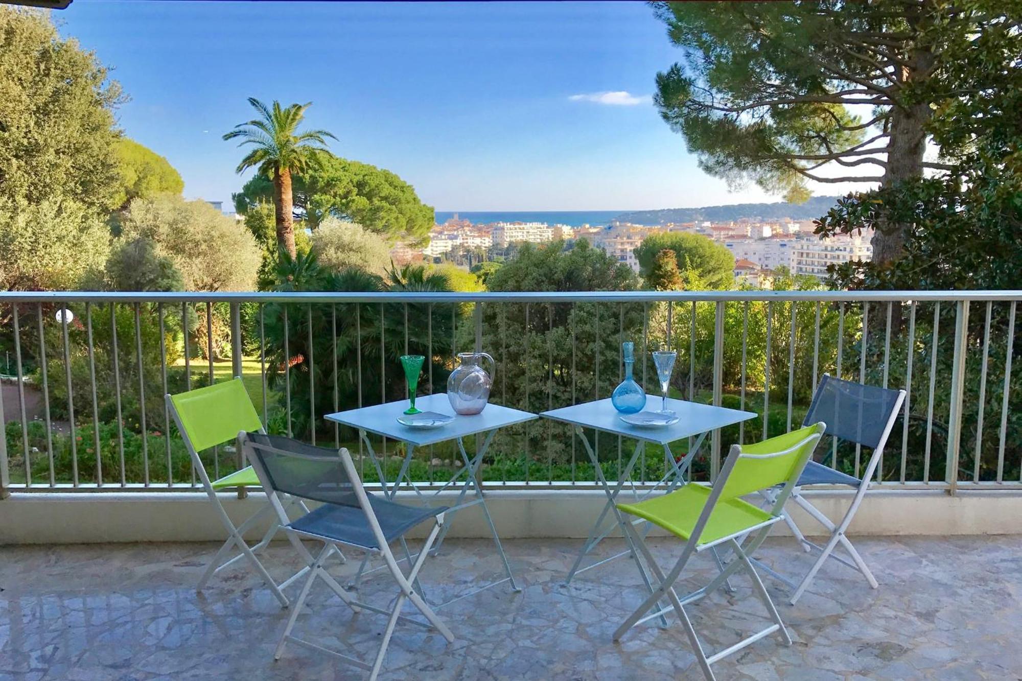 Sea View & Gardens In *